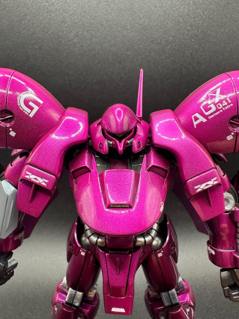 当然アンテナ等はシャープ化してますが、今回HGだったんでモノアイはステッカーにしたためビコーン仕様ではございません。武装等も簡易仕上げなのはご容赦下さい。それにしてもライトの写り込みは仕方ないんですかね？撮影難しいです😓