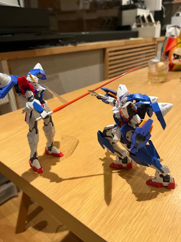 戦うとこんな感じ、機体出力は同等、またはクロノスを超えるトランザムを超えたトランザムハデスをもち、機体が紫色に光輝くトランザムハデスを超える、トランザムハデスphaseⅡ紫色に赤色のオーラを纏う機体性能を限界以上に引き上げるため、機体に負荷がかかる上、パイロットの肉体にも反動がきて、ひどくなっていくと機体に意識を持っていかれ暴走する