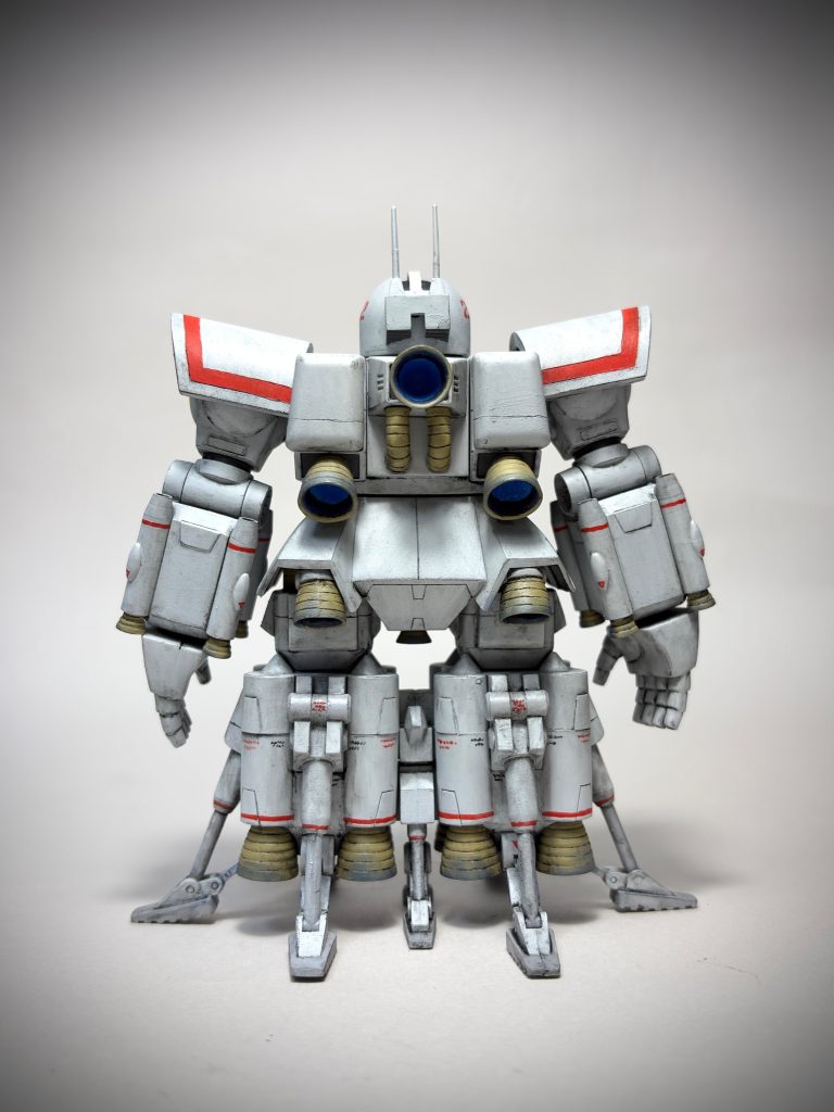 シタデルのCORAX WHITEをベースカラーに、ところどころアクリルガッシュのフィールドグレー７を使って色味に変化をつけています。バーニアは今回少し明るめのグレイッシュベージュを使って紅色を入れる前はエルガイムみたいな配色でした。