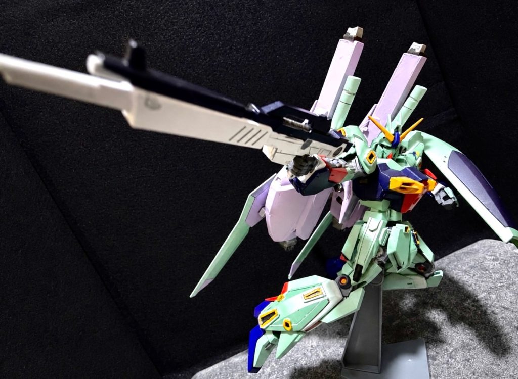 頭部はνガンダムをベースに制作しました。