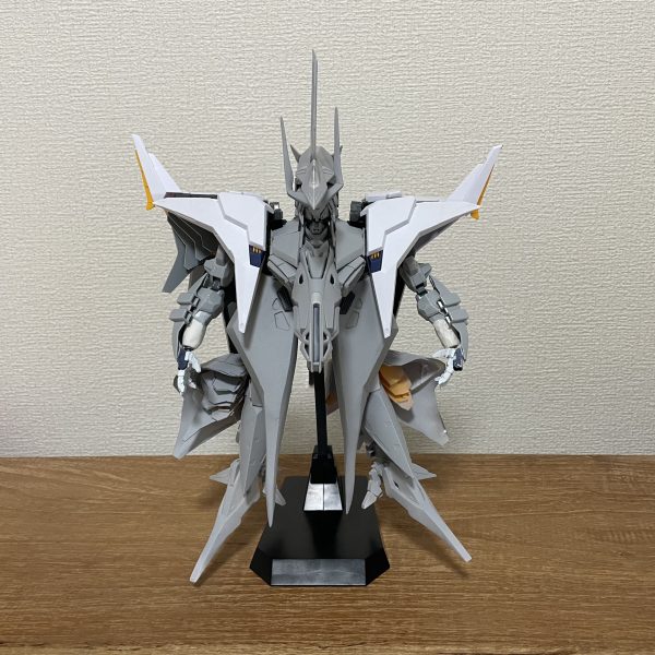 前のアンテナ長く作り直ししました！パーツのスクラッチがなんとなくわかってきました。といってもフリーハンドカッティングスクラッチ（なんとなくハサミでプラ板切ってつかってるだけ）足のダクトも少し修正ついでにサフ軽くふいてみましたーかっこよーー（4枚目）