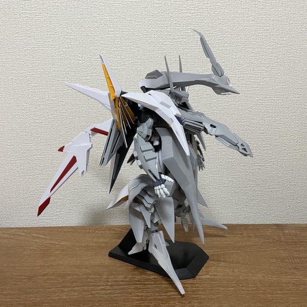 前のアンテナ長く作り直ししました！パーツのスクラッチがなんとなくわかってきました。といってもフリーハンドカッティングスクラッチ（なんとなくハサミでプラ板切ってつかってるだけ）足のダクトも少し修正ついでにサフ軽くふいてみましたーかっこよーー（5枚目）