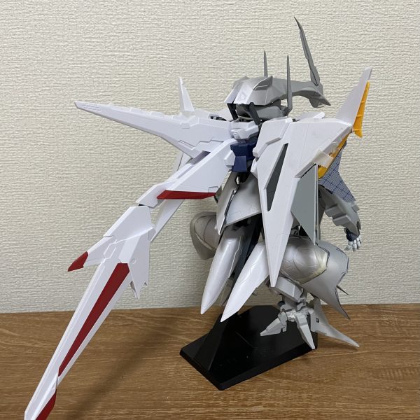 前のアンテナ長く作り直ししました！パーツのスクラッチがなんとなくわかってきました。といってもフリーハンドカッティングスクラッチ（なんとなくハサミでプラ板切ってつかってるだけ）足のダクトも少し修正ついでにサフ軽くふいてみましたーかっこよーー（6枚目）