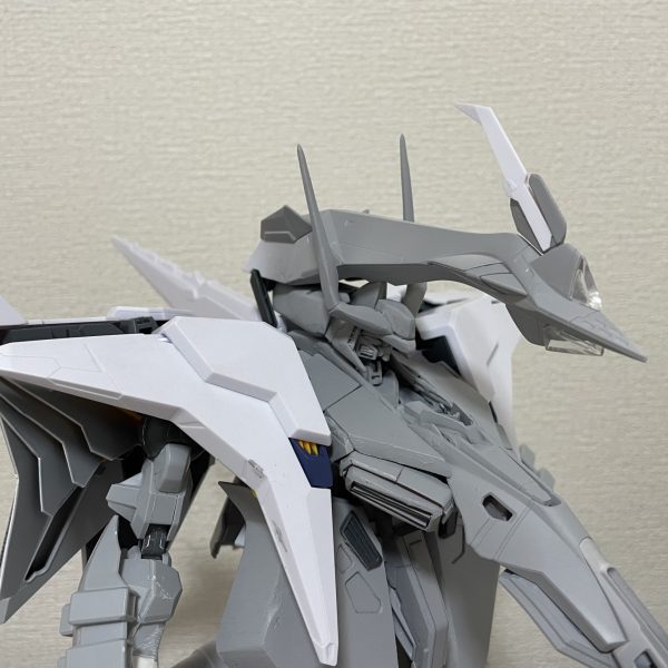 前のアンテナ長く作り直ししました！パーツのスクラッチがなんとなくわかってきました。といってもフリーハンドカッティングスクラッチ（なんとなくハサミでプラ板切ってつかってるだけ）足のダクトも少し修正ついでにサフ軽くふいてみましたーかっこよーー（2枚目）