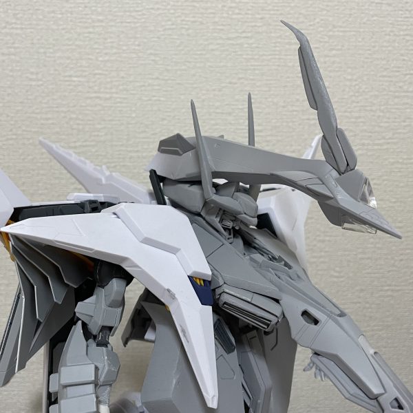 前のアンテナ長く作り直ししました！パーツのスクラッチがなんとなくわかってきました。といってもフリーハンドカッティングスクラッチ（なんとなくハサミでプラ板切ってつかってるだけ）足のダクトも少し修正ついでにサフ軽くふいてみましたーかっこよーー（3枚目）