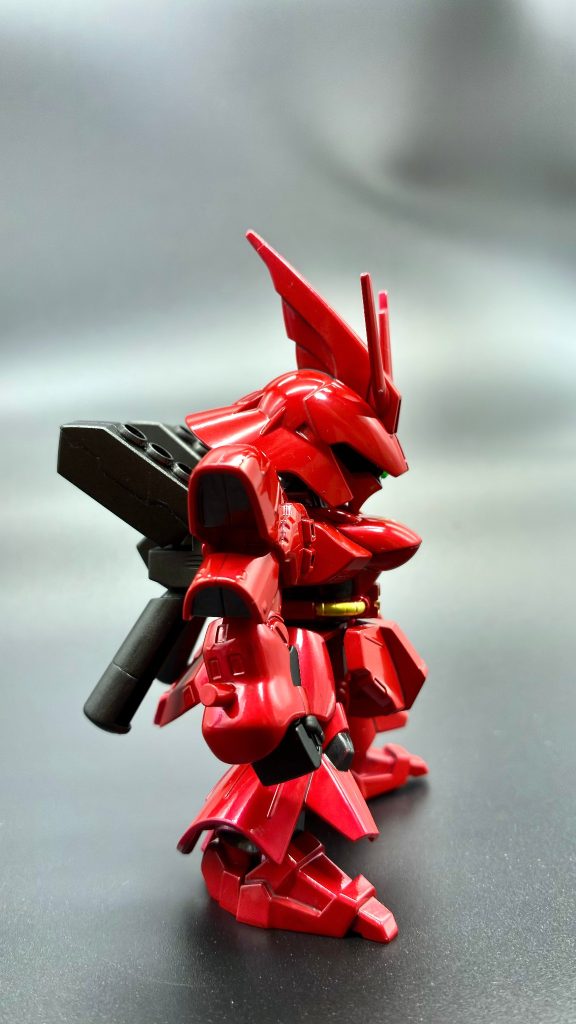 サイドのカットです(zaku-kao2)使用した塗料ですが全て水性ホビーカラーで赤整形色の部品は下地スーパーファインシルバーからクリアレッド + 光沢クリア 5:5 （６回くらい重ね塗り）黒色の整形色の部品は黒鉄色に艶消しクリアを使用していますただ本来キャンディ塗装って黒下地にをシルバー吹くそうでそういうところで上手い方と差が出たんだろうなーと思っています＞＜最終仕上げのクリアも「もう十分テカテカじゃん！」で嬉しくて吹かずに組み立ててしまいましたww(zaku-kao9)（どうしても早く組み立てたい欲に勝てないです）