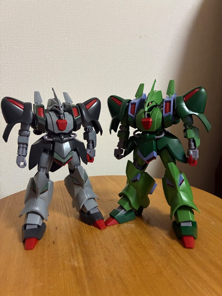 元キットと比較。私はグレミーカラーが大好きです😍このシックな色合いがたまりません🥰ラカンは、なんで嫌いだったんだろ😿カラーレシピは以下の通り。グレーは、下地がグレーサフ5、シルバー1。カラーはエクストラダークシーグレー1、ホワイト1。ダークグレーは、下地がグレーサフ5、ブラック1。カラーはブラック2、ホワイト1。ダークグリーンは、下地がグレーサフ5、シルバー1。カラーはエクストラダークシーグレー2、グリーン1。