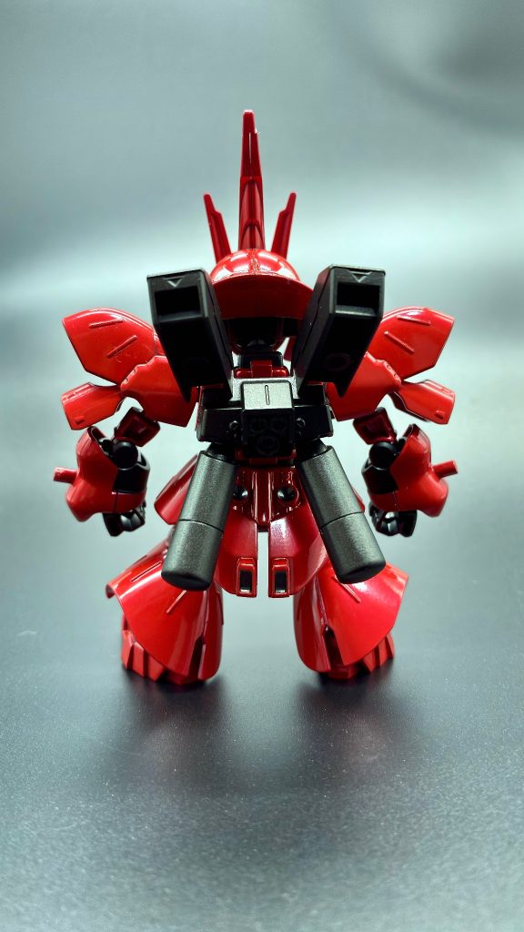 バックショットです！(zaku-kao2)余談ですがこのSDシリーズは部品点数が少なくて組み立てやすく塗装がすごい楽でした！ちょっと初めから馬鹿でかいものだったりRGだったりに手を出したのもあって気軽に完成するシリーズの魅力に取り憑かれそうです(zaku-kao6)