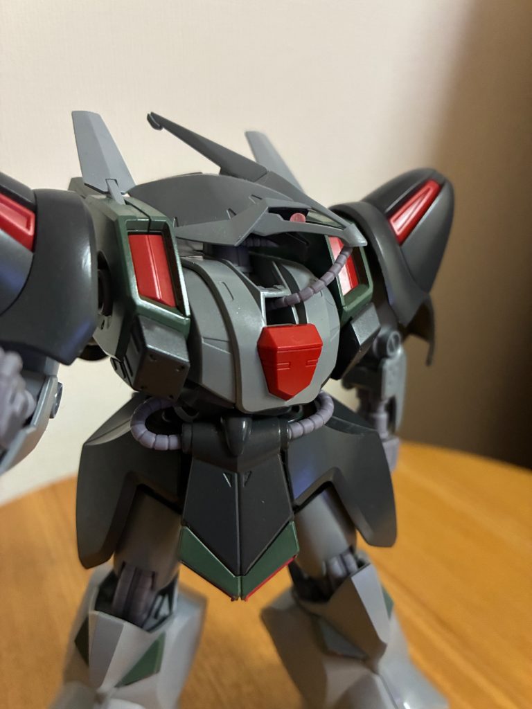 って、事で。パイプをゴムパーツ（私はディジェのモノを流用してます。）と交換しました😃顎のパイプは喉元？に穴開けてパイプを収納させてます。お手持ちの未改造キットと可動域を比較下さい！コレだけ捻れる可能性があるんですよ、このキット🥺WAVEさんのスプリングに中に真鍮線差し込む手法を使っても良いと思います。特に腰は穴が貫通してるんで。