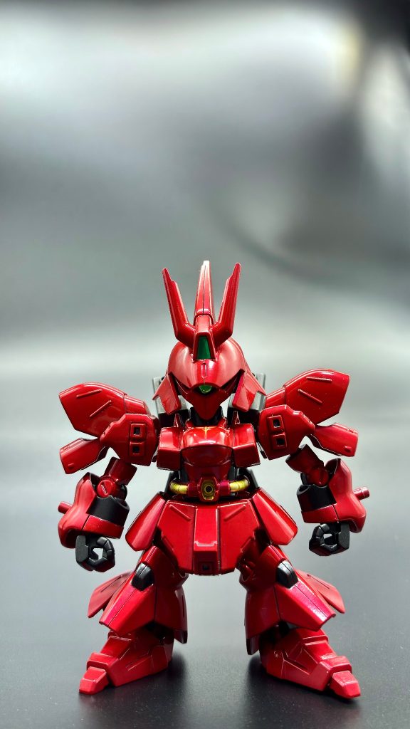 正面写真です(gundam-kao2)今回キャンデイ塗装に挑戦してみたんですがどうでしょうか・・？個人的には綺麗な色味で好みなんですが他の上手い方のように綺麗には出来なかった・・(gundam-kao9)本当はもっとギラギラしてるんですが写真だとなかなかこれが伝えられないものですねあと足や肩など合わせ目消しをしようかと思ったんですが気楽にやりたい欲に負けましたw(gundam-kao10)下処理は800で全体足付けする程度で掛けています。