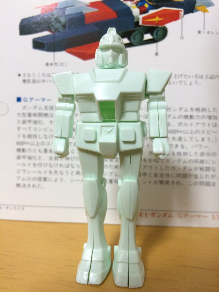 この直立で腕と首しかわまらないガンダムちゃん。Gアーマーの軸としては優秀？「こいつ！動かないぞ！！」といいたいですよね。