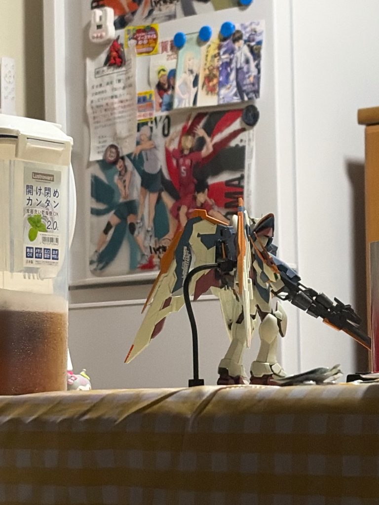 何気なくリビングに置いてたんですが、後ろ姿が良くてついつい撮影してしまった(gundam-kao2)生活感満載でサーセン(´>∀<｀)ゝ