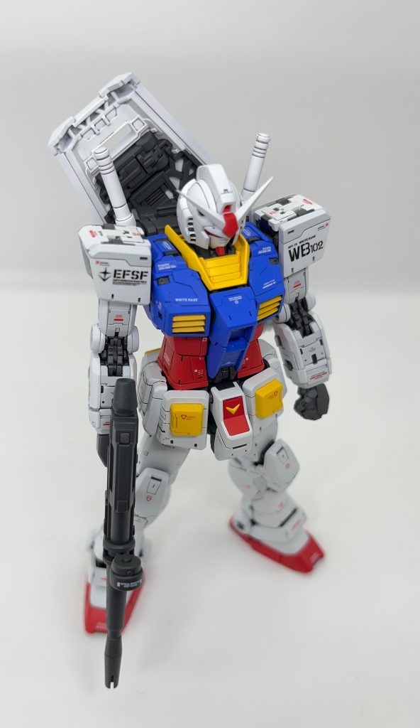 肩アーマーもRGのようなフラットな面に。腹部のパーツもディテールを埋めて、プラ板貼ってモールド入れ直し。