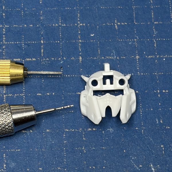 中の人 in アリュゼウスνガンダム量産型のフェイス改修サイドのダクト穴開け90分消費（3枚目）