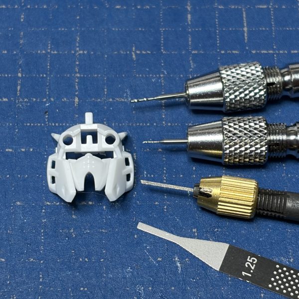 中の人 in アリュゼウスνガンダム量産型のフェイス改修サイドのダクト穴開け90分消費（2枚目）