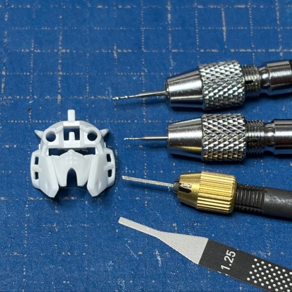中の人 in アリュゼウスνガンダム量産型のフェイス改修サイドのダクト穴開け90分消費（1枚目）