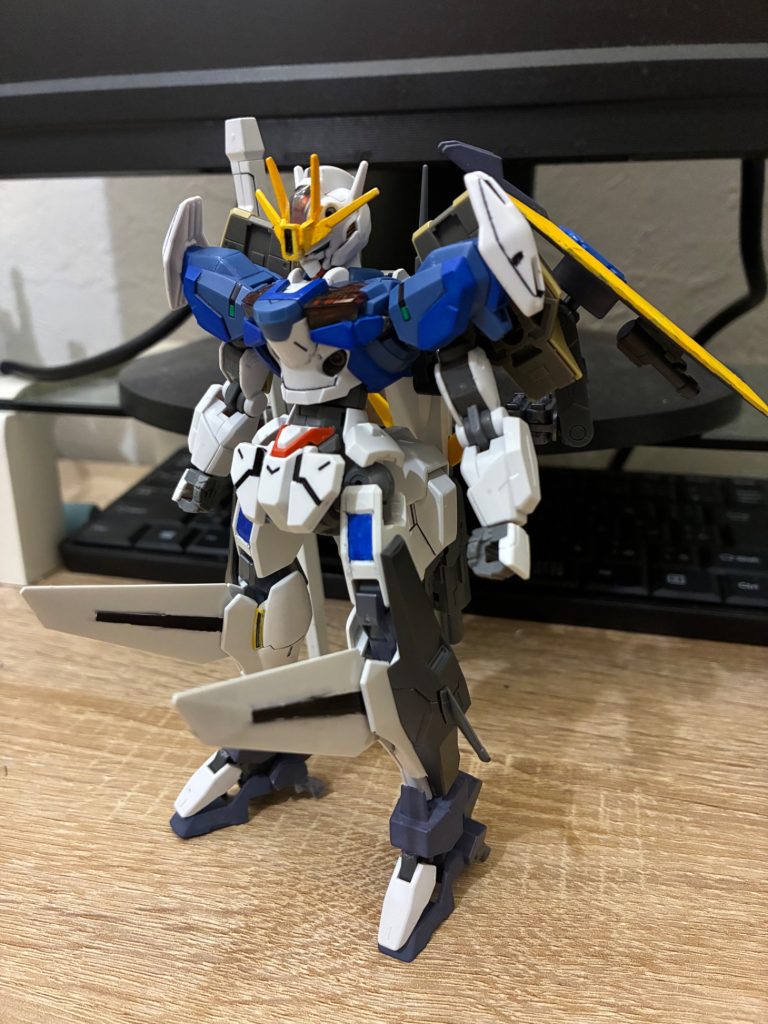 ヒロイックな見た目をしてますが、この機体は主に中距離の支援をするタイプの機体。という構想でつくってます。しかし、使い手によってその戦法はより多彩な可能性を見せるガンプラです。