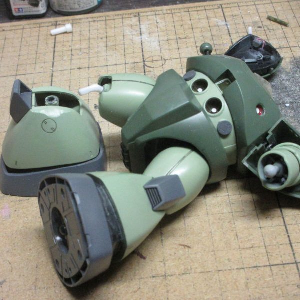 ハイゴッグを念頭に、手長短足ゴッグを作りたいのです。クリアランスを調整しながら股関節を上にしたり、ズゴックのパーツを流用したりして調整してますが、どこからともなくボスボロット臭が漂ってきました……脛の形状と独特足首表現からして、脛部分をぶった切って縮める加工は無理っぽいですよね。頭のすげ替え、かなり一致しますが、さすがにポン付とはいかずに柱の延長とか厳しい加工をしていきます。シャア専用ゲルググをミキシングコンテストに出すために、こちらは一時中断してましたが、再開して、ハイゴッグらしい腕カバーとかバックパックとかやってます。（7枚目）