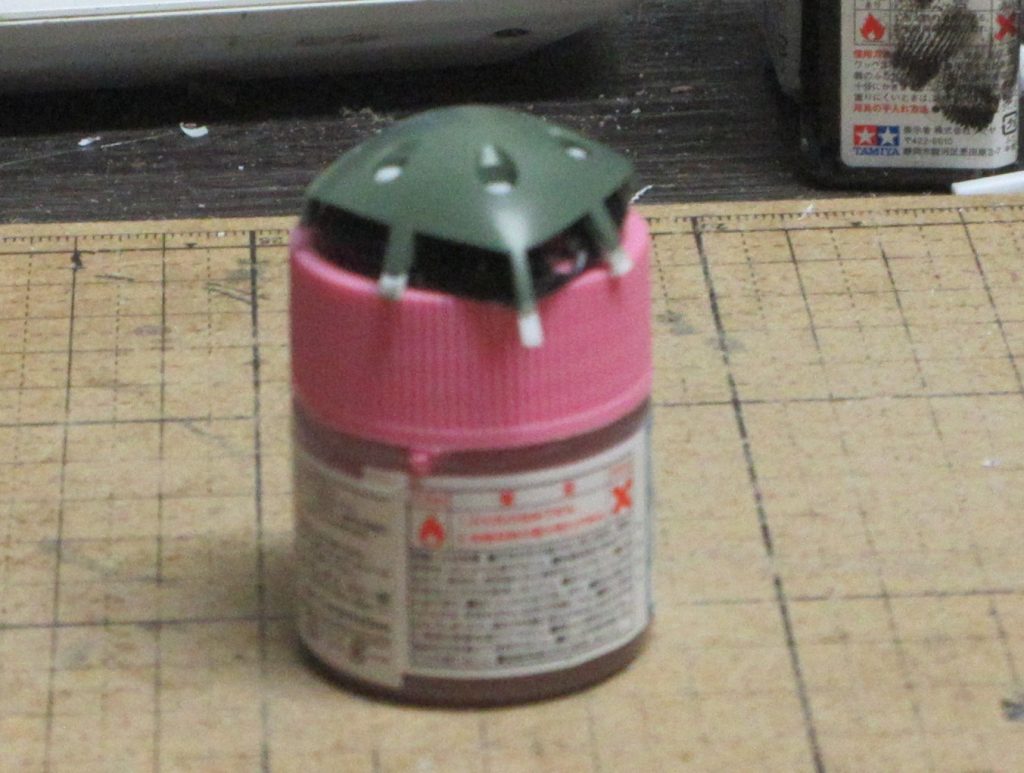 ズゴックヘッド。ポン付って訳には行きませんでした。柱の延長はなかなか微妙な作業です。絶対に、ツライチには出来ないので潔く下部は黒にぬったりしたんですが、おかげで延長してないように見えちゃったりして残念。