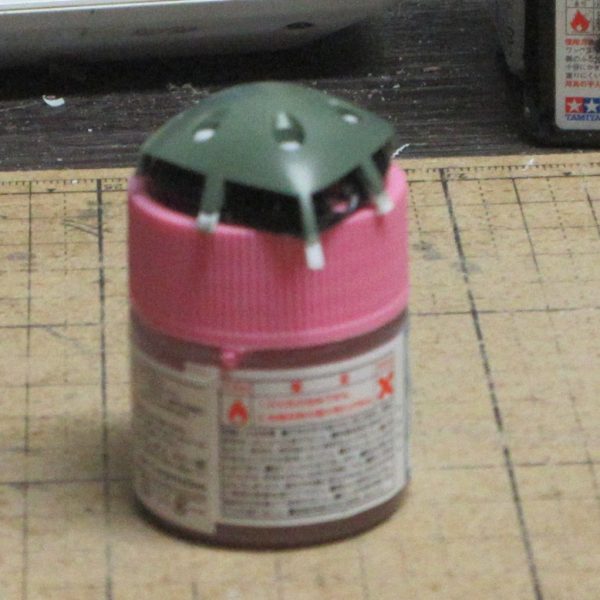 ハイゴッグを念頭に、手長短足ゴッグを作りたいのです。クリアランスを調整しながら股関節を上にしたり、ズゴックのパーツを流用したりして調整してますが、どこからともなくボスボロット臭が漂ってきました……脛の形状と独特足首表現からして、脛部分をぶった切って縮める加工は無理っぽいですよね。頭のすげ替え、かなり一致しますが、さすがにポン付とはいかずに柱の延長とか厳しい加工をしていきます。シャア専用ゲルググをミキシングコンテストに出すために、こちらは一時中断してましたが、再開して、ハイゴッグらしい腕カバーとかバックパックとかやってます。（7枚目）
