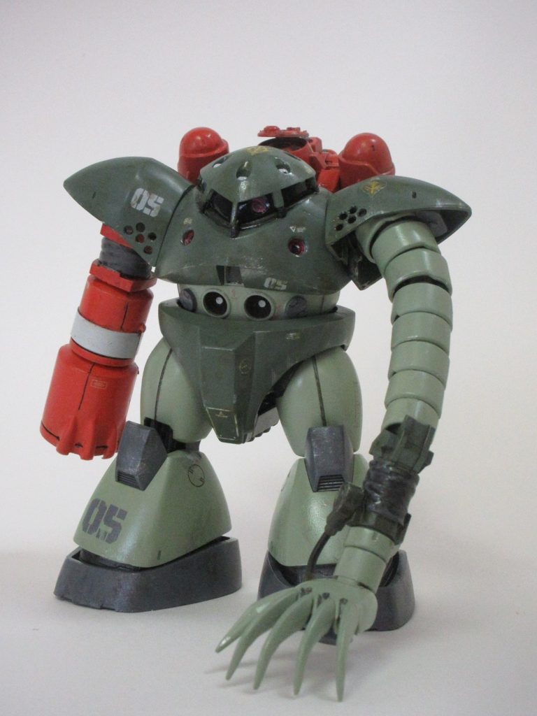 本キットの右手や積んであったズゴックを犠牲にして左手を延長。アッガイもびっくりのビロ～ン腕、そして短足。