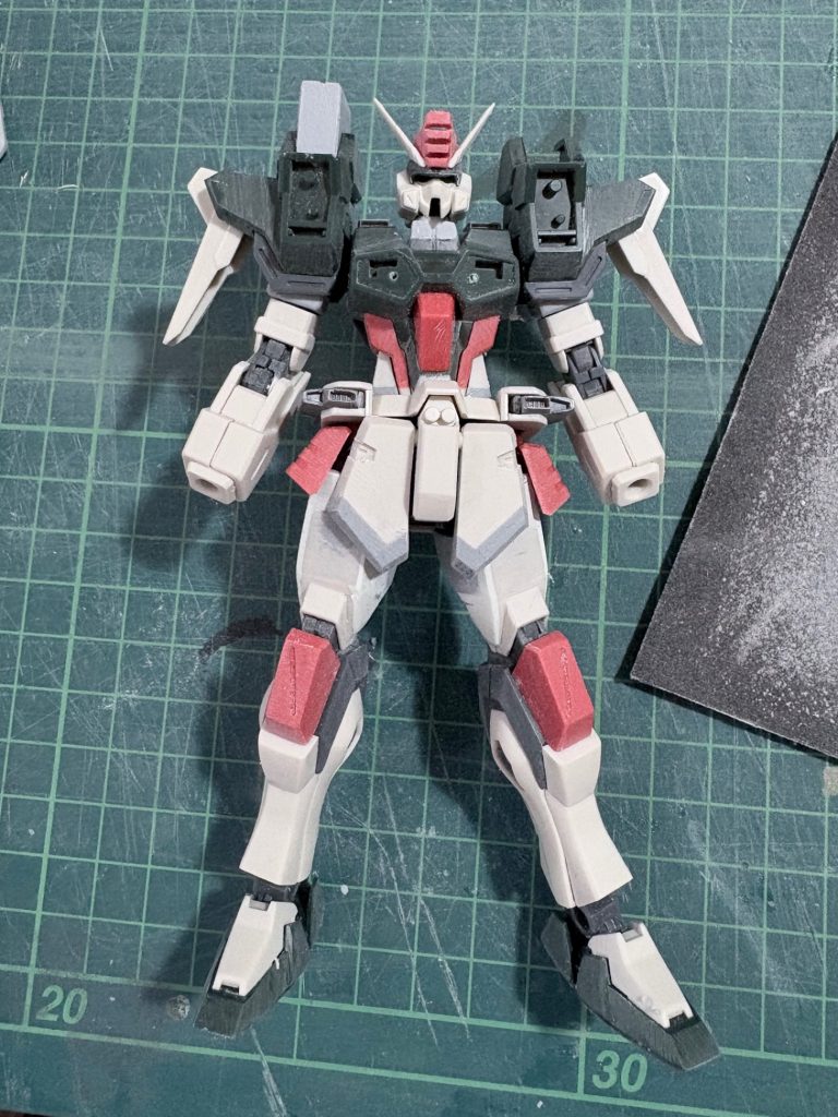 太もも装甲は内側にプラ板を貼って幅増し。股関節パーツが太すぎて足の間が開きすぎに見えたので改造。