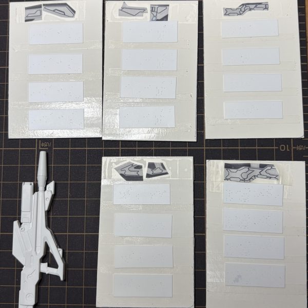 ビームライフルにディテール追加しガンブルーで塗装予定。1.撮影画像にラフにディテール案書き込み2.エクセルで画像にライン落とし込み3.現物とサイズ合わせてプリント4.ライフル２挺なのでプラ板４枚重ね合わせてディテールのコーナー部にピンバイス0.3穴開5.R刃カッターと極小カッターマットで押し切りパーツ製作6.仮合わせして様子見て後は流し込みで貼るだけ7.貼った後ピンバイス、スピンモールドでディテール追加予定５までに９〜10時間消費ウヒィー😆（3枚目）