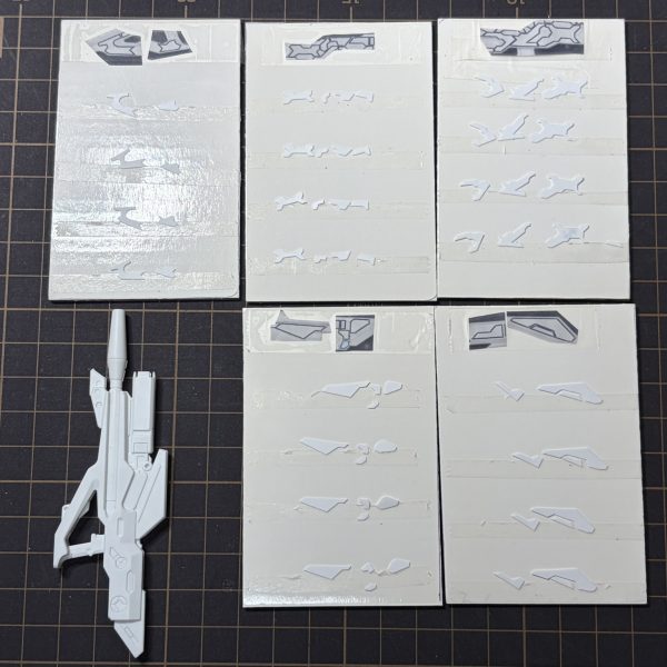 ビームライフルにディテール追加しガンブルーで塗装予定。1.撮影画像にラフにディテール案書き込み2.エクセルで画像にライン落とし込み3.現物とサイズ合わせてプリント4.ライフル２挺なのでプラ板４枚重ね合わせてディテールのコーナー部にピンバイス0.3穴開5.R刃カッターと極小カッターマットで押し切りパーツ製作6.仮合わせして様子見て後は流し込みで貼るだけ7.貼った後ピンバイス、スピンモールドでディテール追加予定５までに９〜10時間消費ウヒィー😆（4枚目）