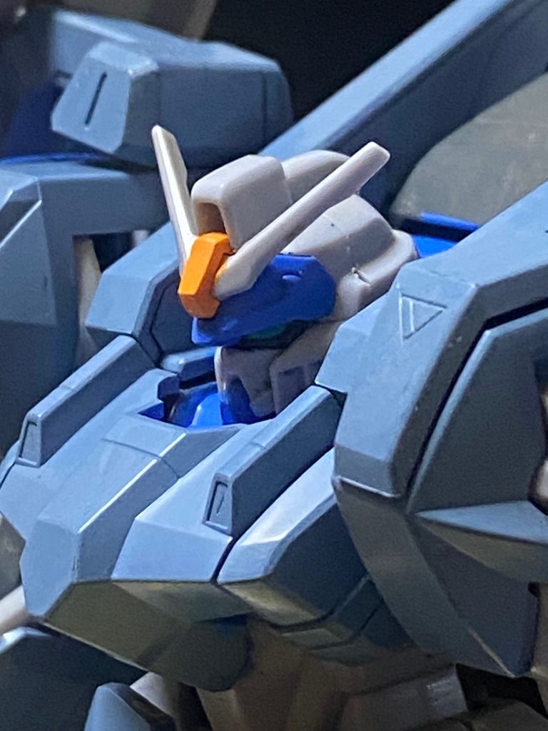 デュエルガンダムは改造前だと下の感じなので前へ押し込むように改造出っ張ってるとこ3箇所カットして窪んでるとこカット本体も押し込むとこカット基本かじるようにニッパーつかったよ整えた後接着