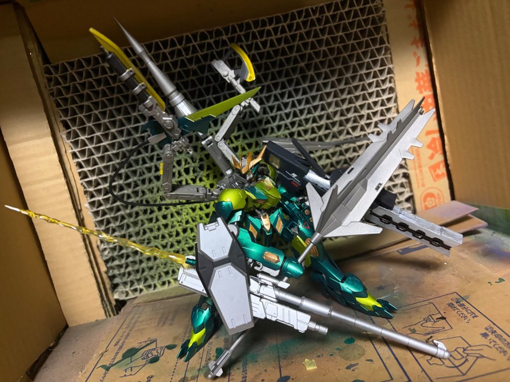 「バルバトスハイドラ」ハイドラの圧倒的な攻撃力を武装をてんこ盛りにすることで表現。背面のサブアームだけでなく、両腕のサブアームも強化し大型の武器も保持できるようにした。