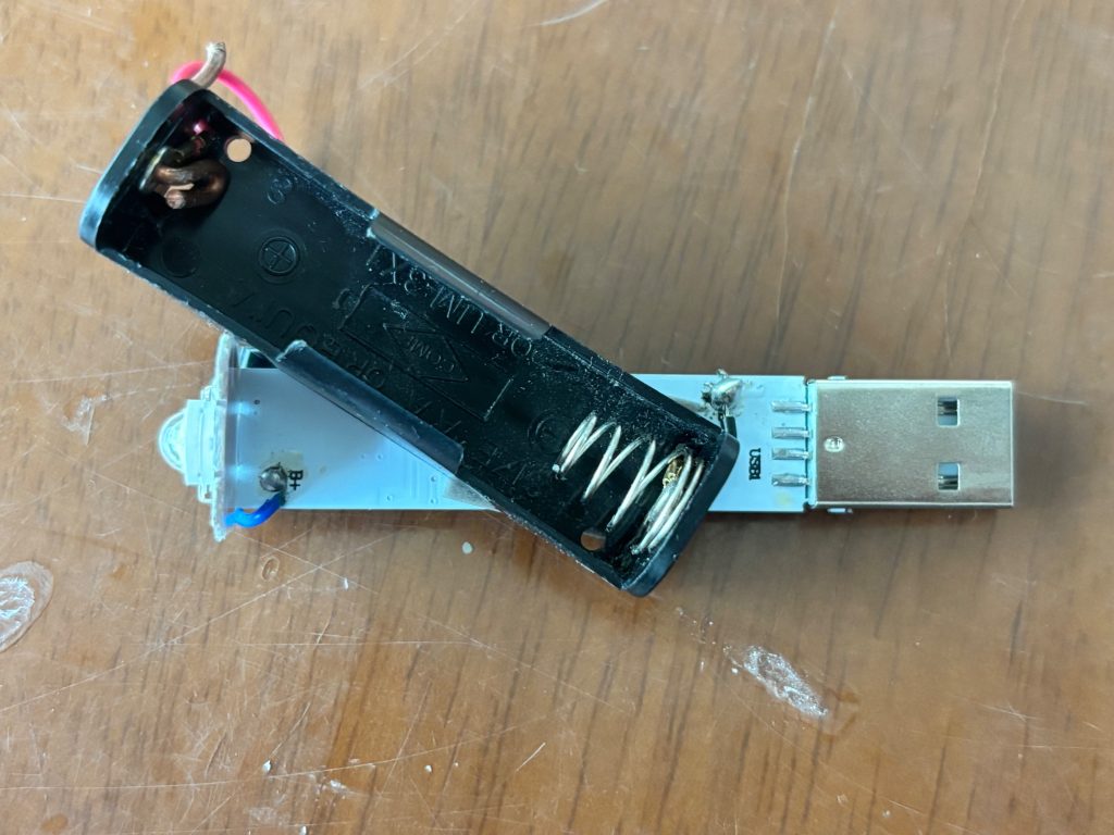 分解した本体に電池ボックスをはんだ付けして充電器にしてます！