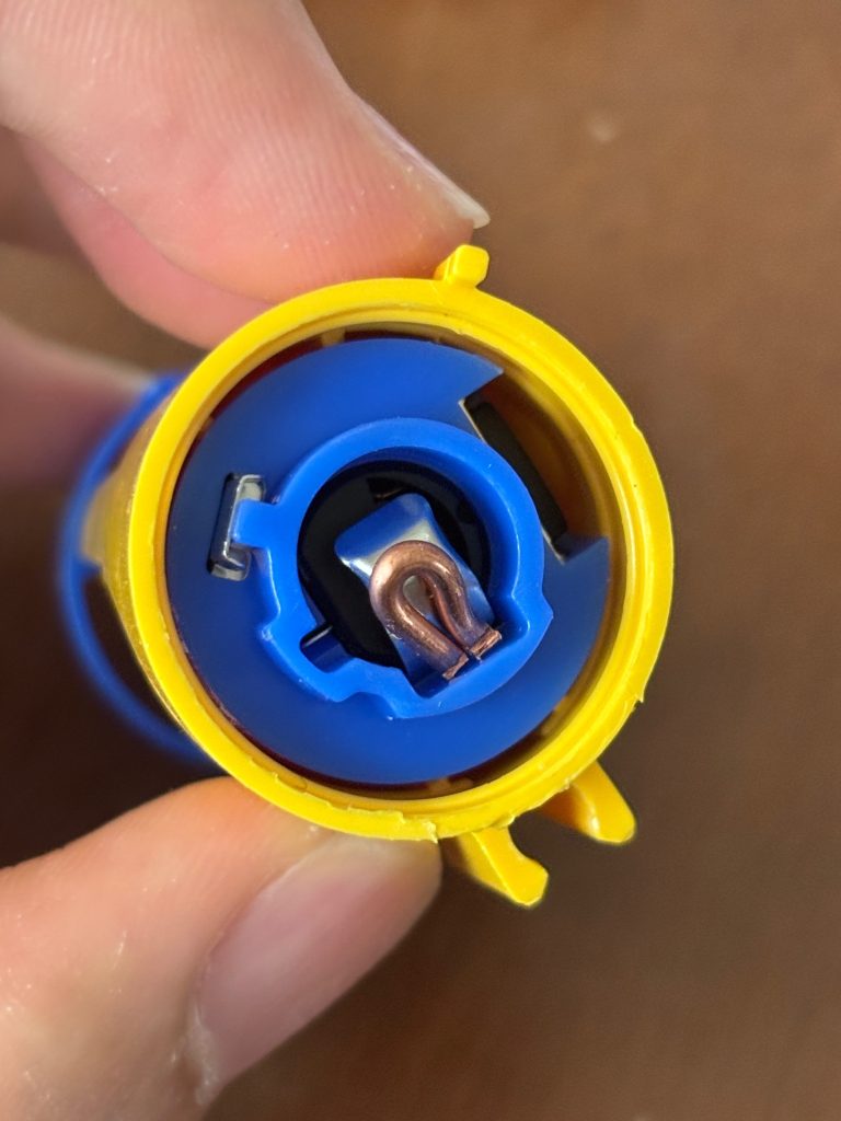 リチウムイオン電池は＋側に凸がないので太い銅線を入れてます！