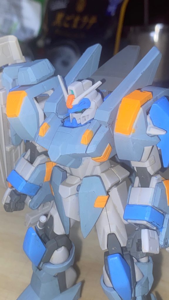 デュエルガンダムは改造前だと下の感じなので前へ押し込むように改造出っ張ってるとこ3箇所カットして窪んでるとこカット本体も押し込むとこカット基本かじるようにニッパーつかったよ整えた後接着