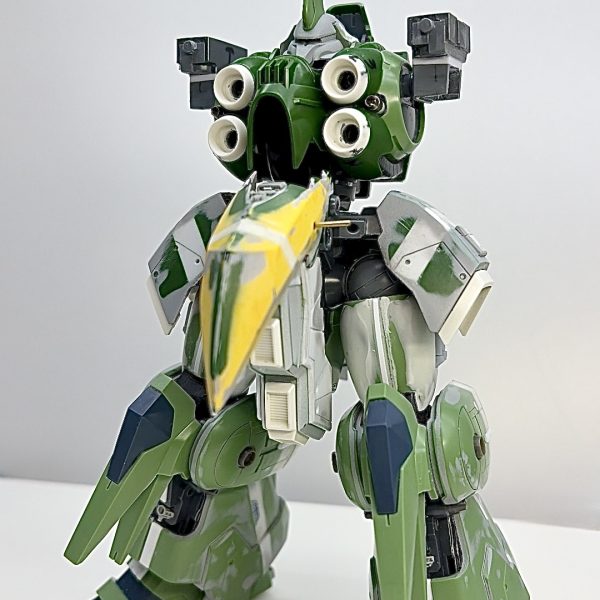 　昨年、年末まで制作したところで作業中断しているHGUCクシャトリヤです。バインダー4基開閉＋内部メカ新造。肩関節位置変更。肩パーツ小型化＋前後メカ新造。腰部・脚部ボリュームアップのフル改修Ver.です。　早く再開したいものです😅（7枚目）