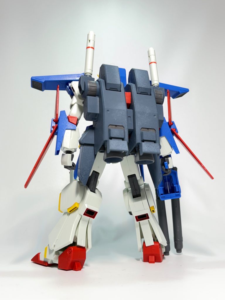 背面最初はちょっと寂しかったので、バックパックと足のバーニアを塗ったらいい感じになりました。