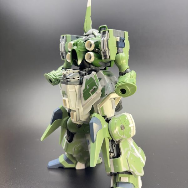 　昨年、年末まで制作したところで作業中断しているHGUCクシャトリヤです。バインダー4基開閉＋内部メカ新造。肩関節位置変更。肩パーツ小型化＋前後メカ新造。腰部・脚部ボリュームアップのフル改修Ver.です。　早く再開したいものです😅（3枚目）