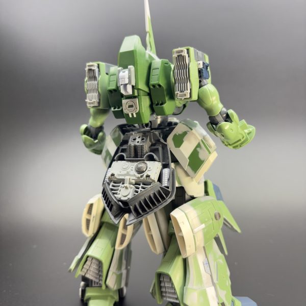 　昨年、年末まで制作したところで作業中断しているHGUCクシャトリヤです。バインダー4基開閉＋内部メカ新造。肩関節位置変更。肩パーツ小型化＋前後メカ新造。腰部・脚部ボリュームアップのフル改修Ver.です。　早く再開したいものです😅（4枚目）