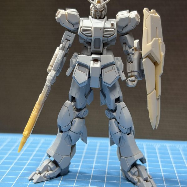 RGを参考にフロントアーマーとスネ〜向う脛を製作。もう少しラインを追加するかも。うーん…腹・腰が定まらない💦上半身だけ、下半身だけで見ると悪くないんだが、合わせるとしっくりこないなぁ😕（2枚目）