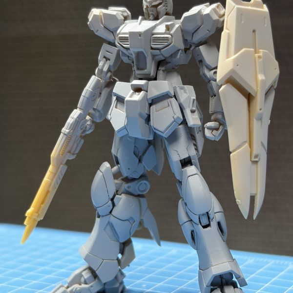 RGを参考にフロントアーマーとスネ〜向う脛を製作。もう少しラインを追加するかも。うーん…腹・腰が定まらない💦上半身だけ、下半身だけで見ると悪くないんだが、合わせるとしっくりこないなぁ😕（3枚目）