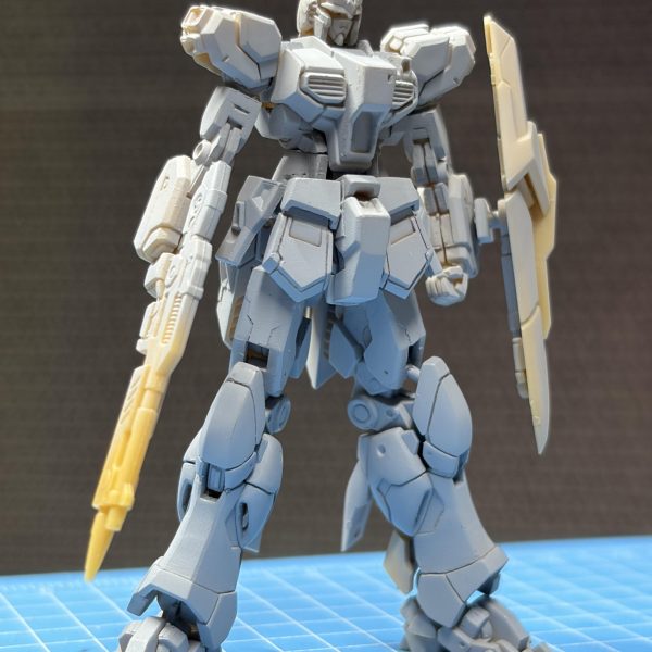 RGを参考にフロントアーマーとスネ〜向う脛を製作。もう少しラインを追加するかも。うーん…腹・腰が定まらない💦上半身だけ、下半身だけで見ると悪くないんだが、合わせるとしっくりこないなぁ😕（4枚目）