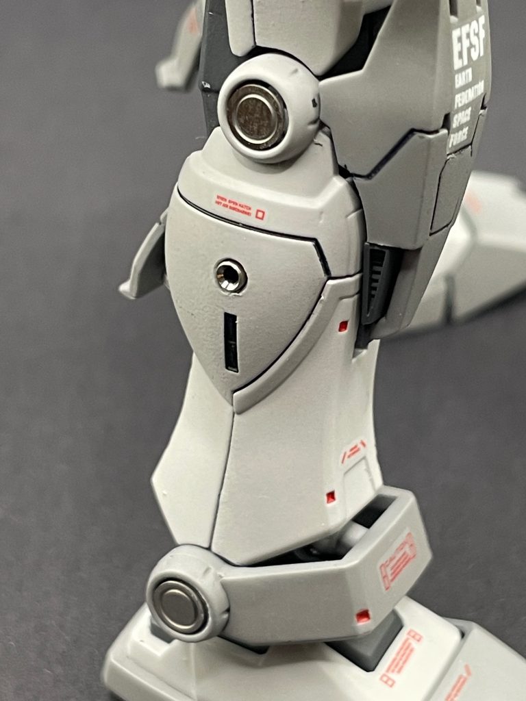 ふくらはぎにも、小型のスラスターを追加！関節部分のディテールは、マグネットコーティングを意識し形状を変更！
