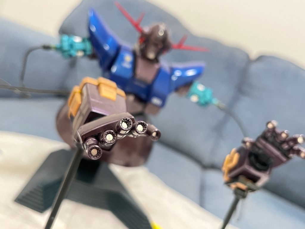 リアル感を上げるためには指もシルバーで塗り分けてみました。