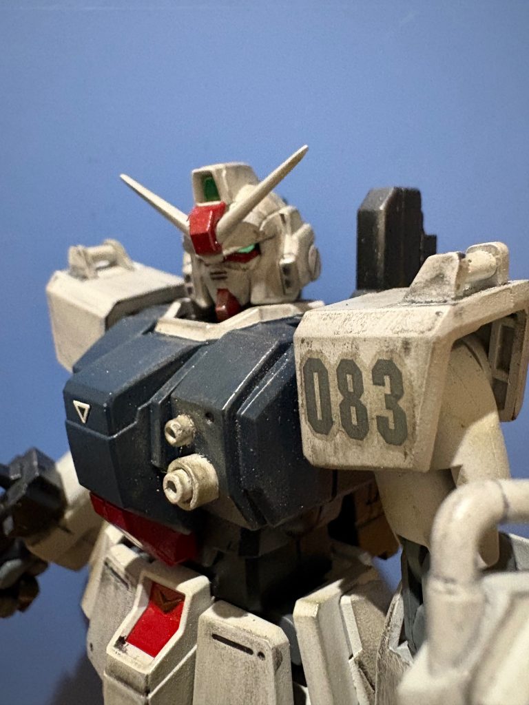サンダース機のつもりなのでＶ字アンテナは白。武装は180ミリの方がイメージ強いのでアニメには肩とかにナンバリングはないけれど序列に従えば81がアマダ隊長、82がカレン曹長、83がサンダース軍曹か。