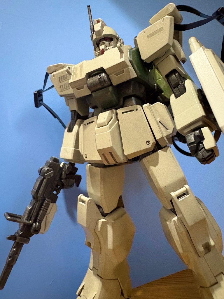 下から🤗好きな画角( ^ω^ )シロー機はマシンガンのイメージ。左肩にはリーダー機の横棒デカール☺️昔のマスターグレードなんかはEFSF表記とかだったかと思いますがやはり組織には管轄とかがありますので地上軍のEFGFか軍全体のEFFの方が妥当かなと😗まぁ、ワタクシが大昔に自◯隊に居たことがあったので表記や規模や階級ではどれくらいのレベルの部下の長とか現実と架空の話のアニメで違いは勿論ありますが...極端にかけ離れないのもここら辺が元になってます