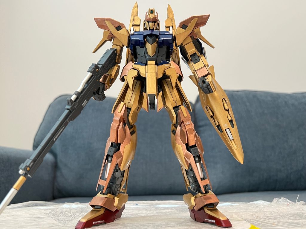 百式を参考にしてカラーリングを変えてみました。その挑戦は残念ながら失敗しました。ピカピカより金属感を出せたいので、渋いメタリック系塗料を使いました。単調にならなように Mr. Hobby SM207 のスーパーリッチゴールドとTestor のバラゴールドを合わせて塗装しました。