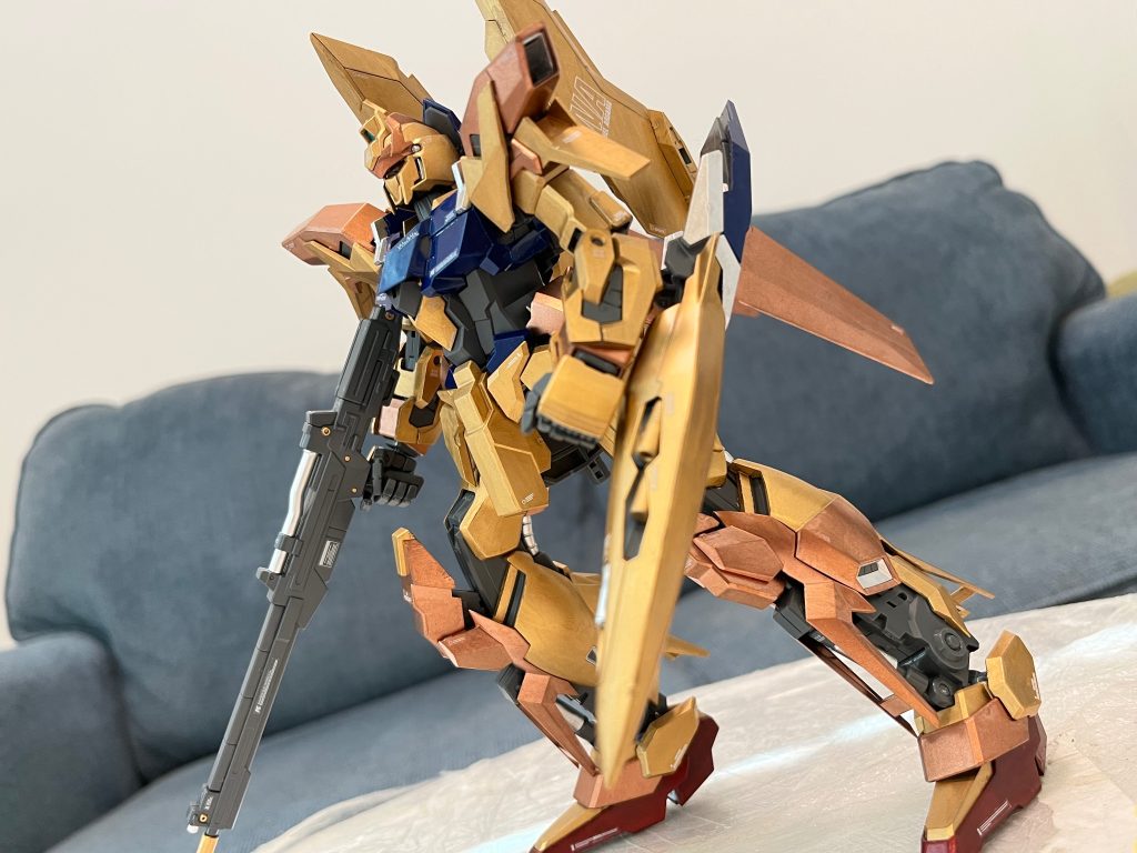 カタパルトへの偽デルタガンダム(gundam-kao2)。「進路クリア。クワトロ大尉、発進どうぞ。」「クワトロ・バジナ、百式、いや、ガンダム、出る！」
