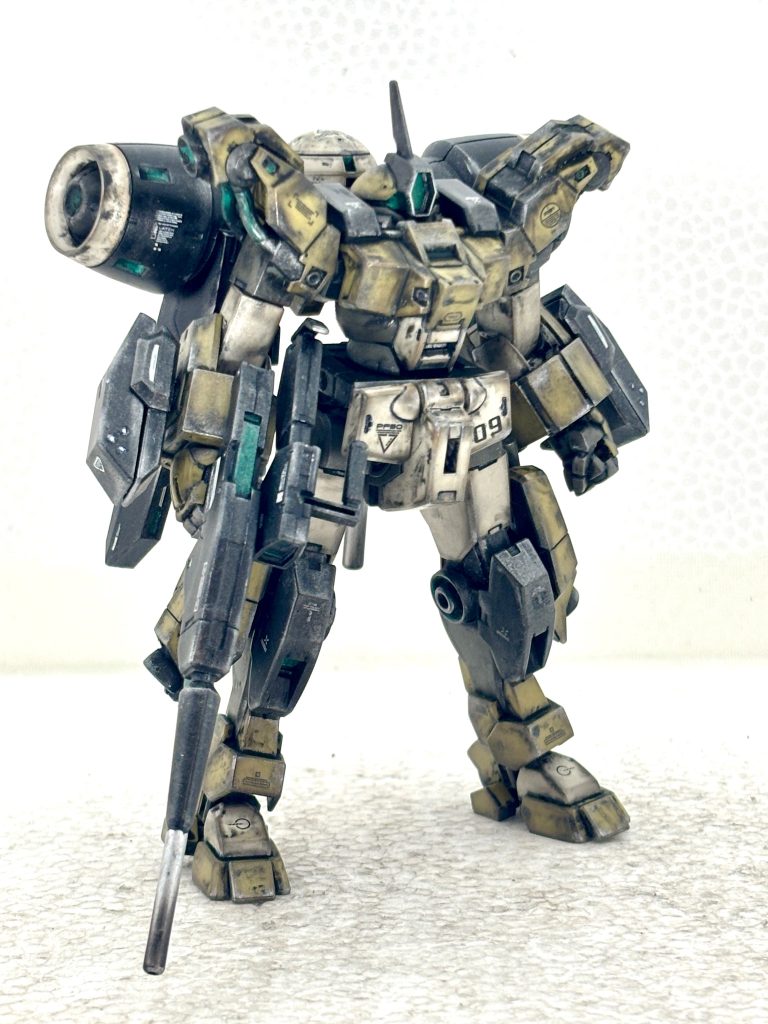 立ち姿正面。腕の3mm穴にはオプションパーツセットのガトリングガンを装備。