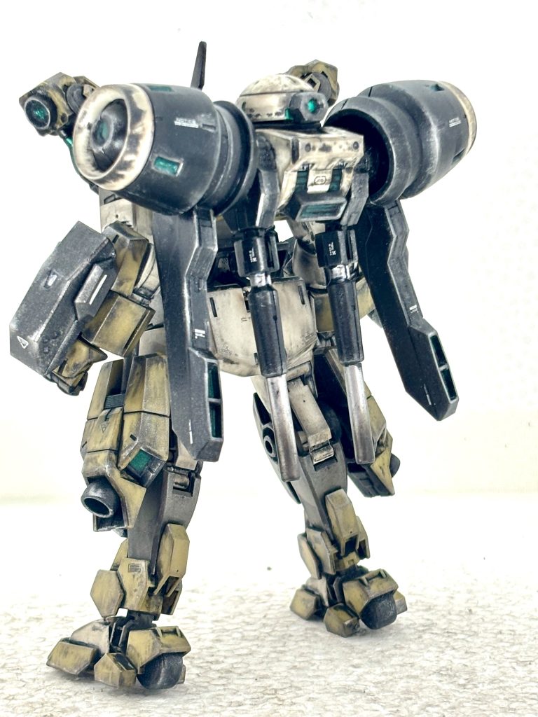 立ち姿背面。