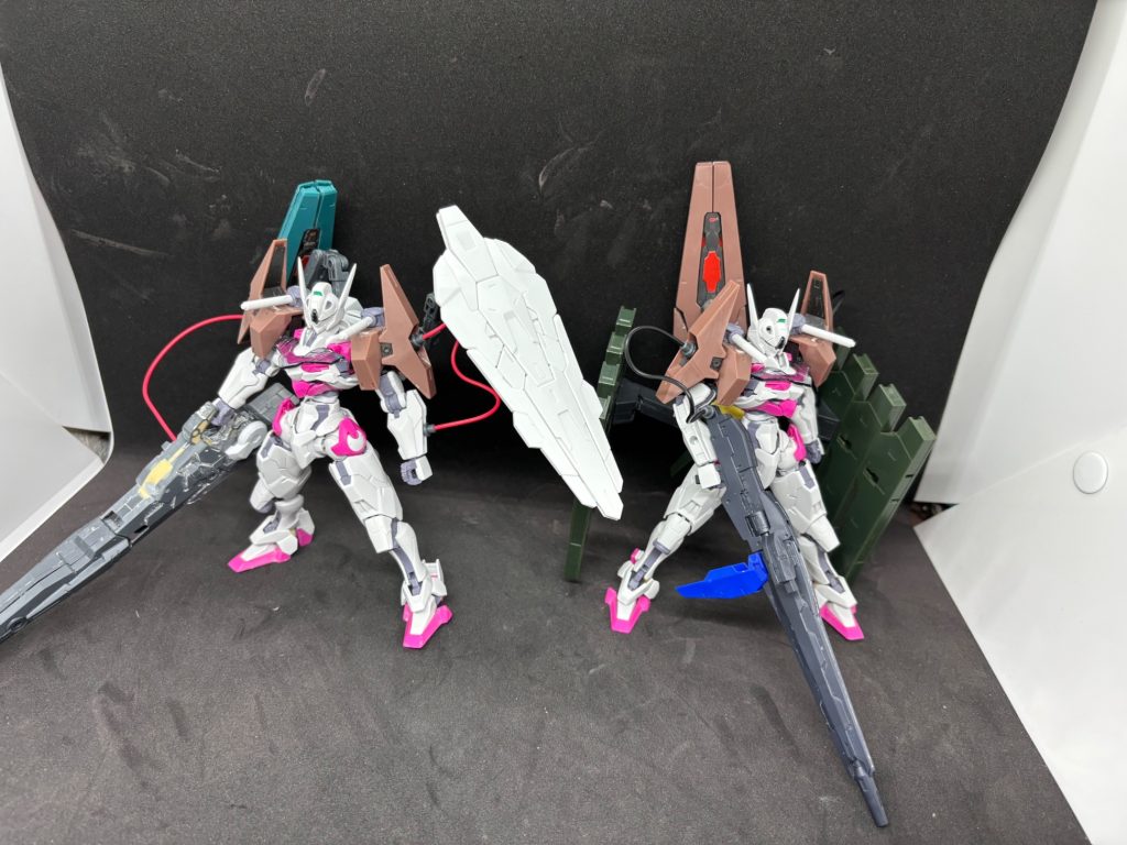 右側が『spec M』左側が『spec S』の状態。どちらもガンダムルブリスをベースにしつつ武装と配色を変えることで違うコンセプトの機体として完成させることができた。