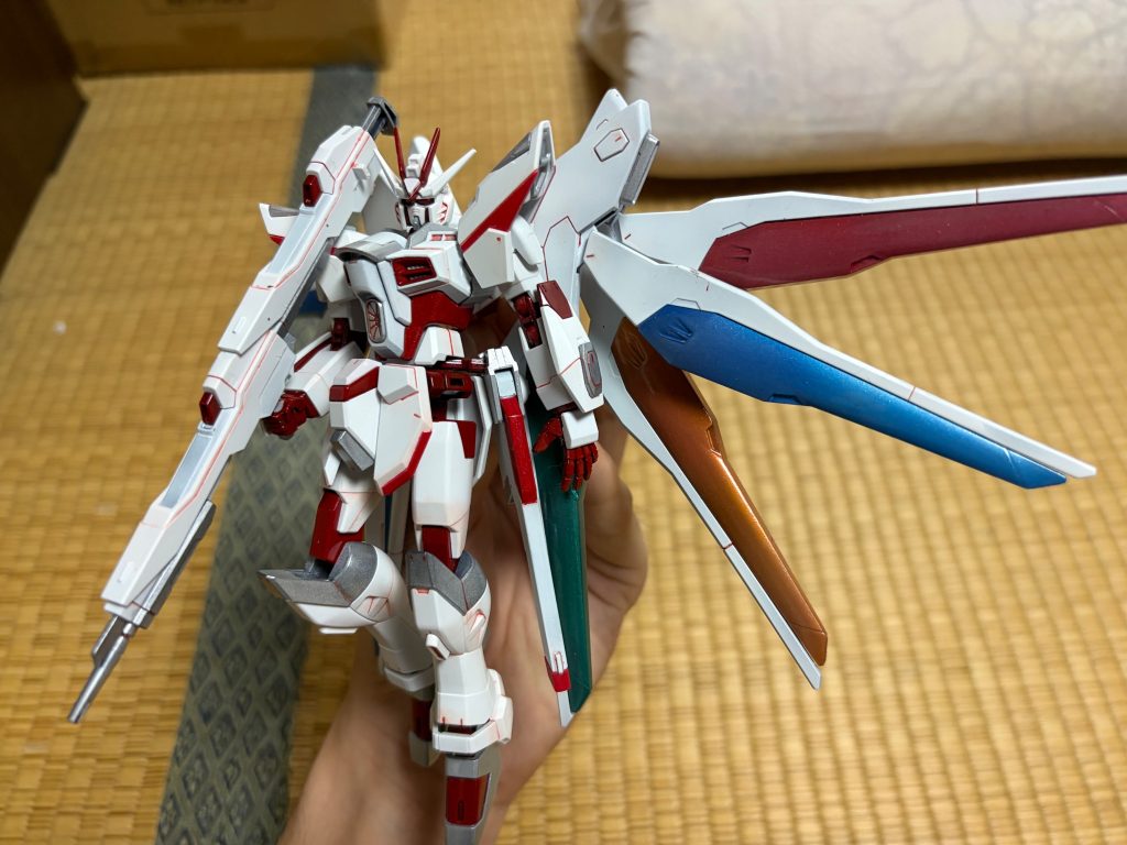 「ドラグーンフリーダム」1番最初に作ったのもあって、仕上がりはやや荒め。白いツノをストライクのを流用している。
